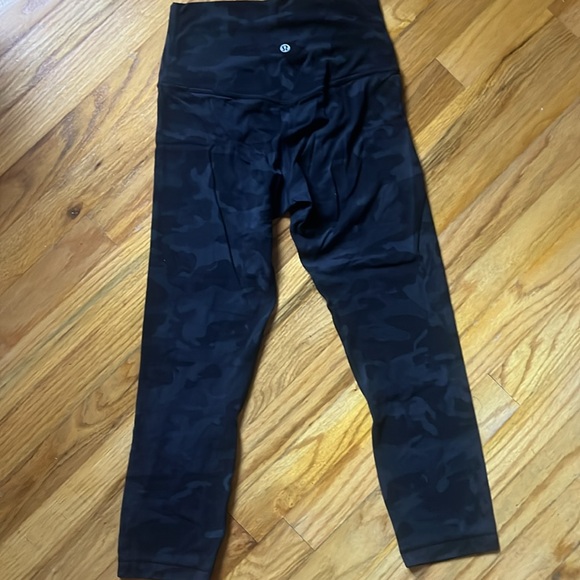 Lululemon Align High Rise Crop Capri Size 2 Black Camo - Picture 7 of 7